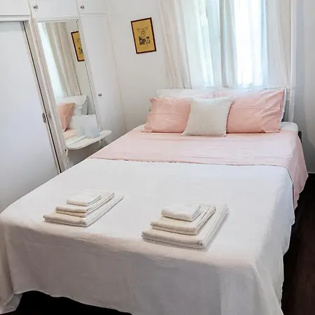 The House In The Port Holiday home *